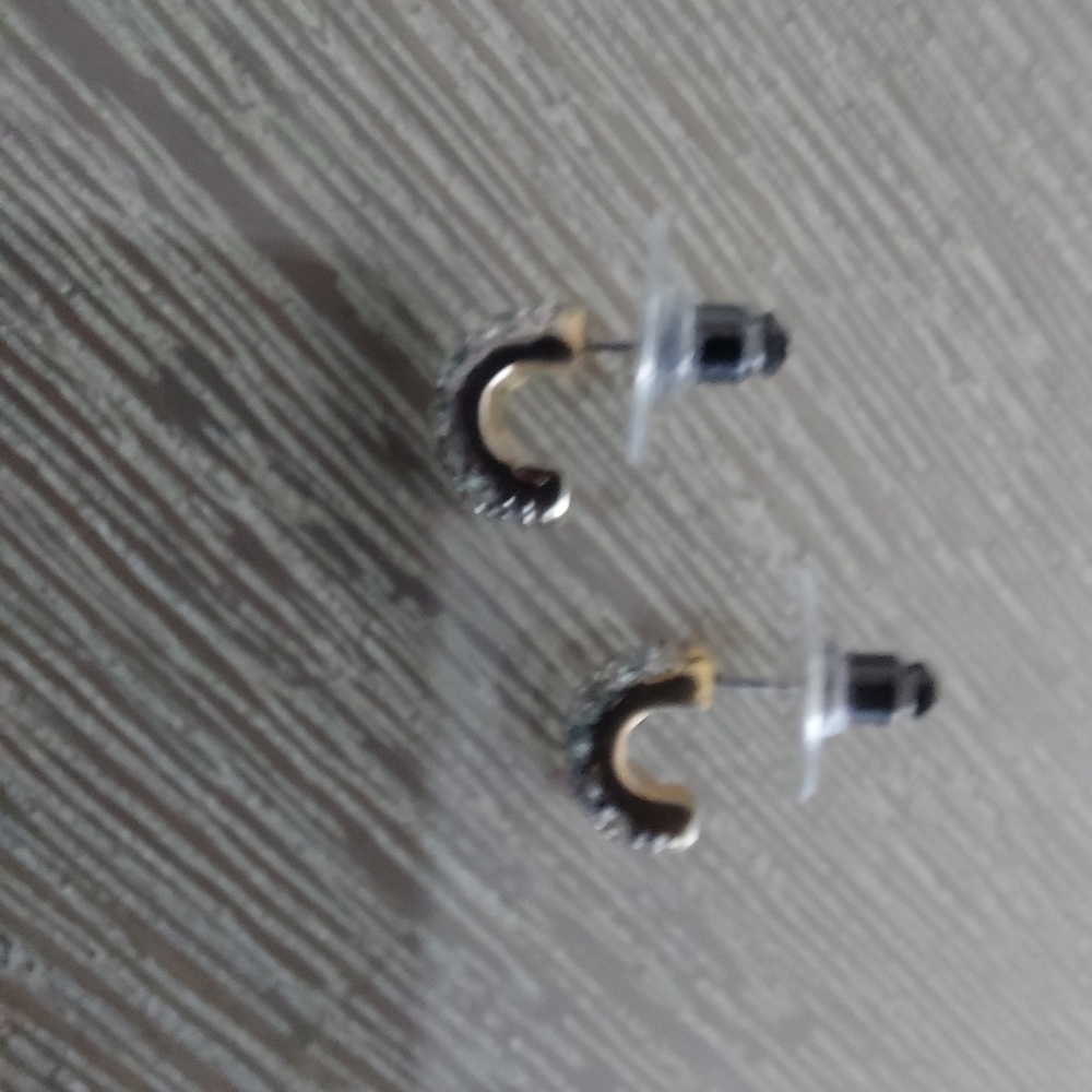 Oroton Stud Earrings Swarovski Crystal and Gold Excellent Pre-loved Condition - Picture 2 of 3